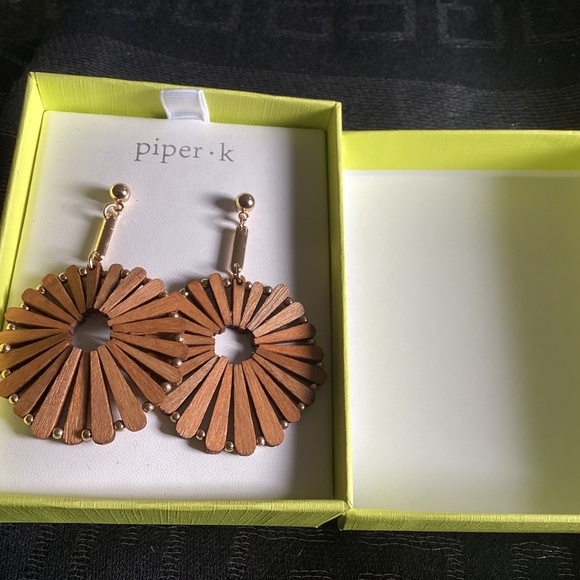 BNNT piper.k wooden and gold tone earings - Picture 4 of 4